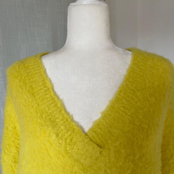 MAEVE BY ANTHROPOLOGIE OVERSIZED V-NECK SWEATER – BRIGHT YELLOW MOHAIR BLEND – S - Picture 5 of 7